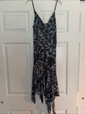 Sleeveless Floral Handkerchief Hem Dress in Black and Gray